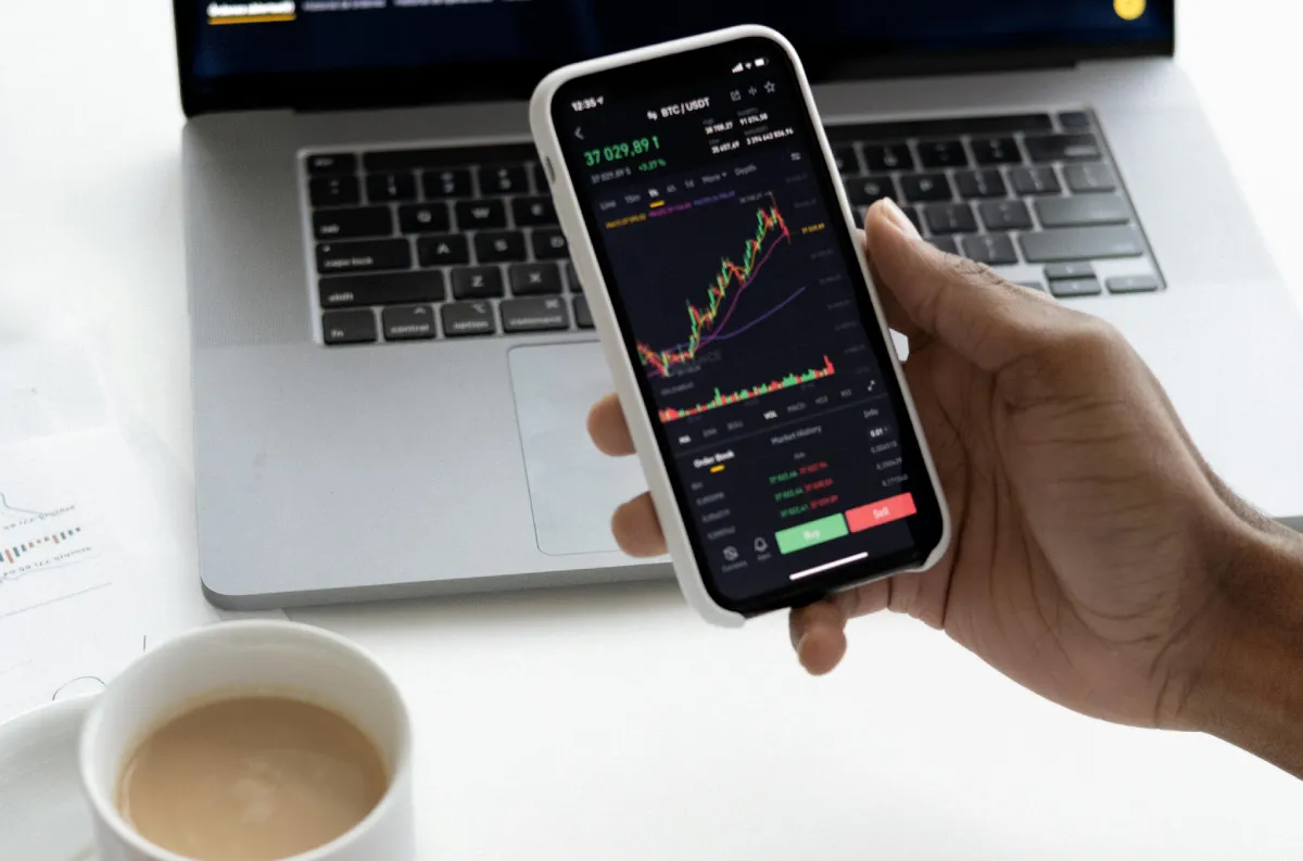 The web development and design of online trading platforms: Features making these platforms popular