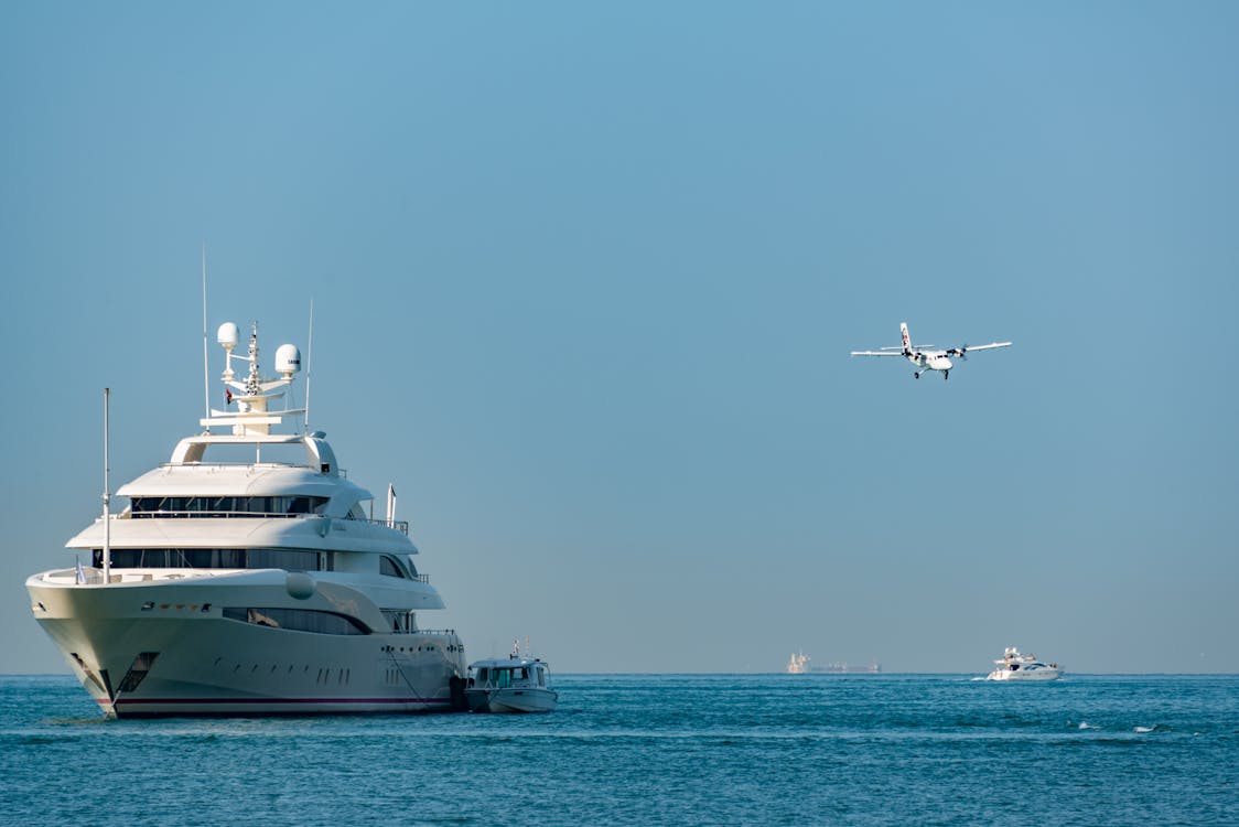 Romantic Date on the Water: How to Rent the Perfect Yacht for a Marriage Proposal