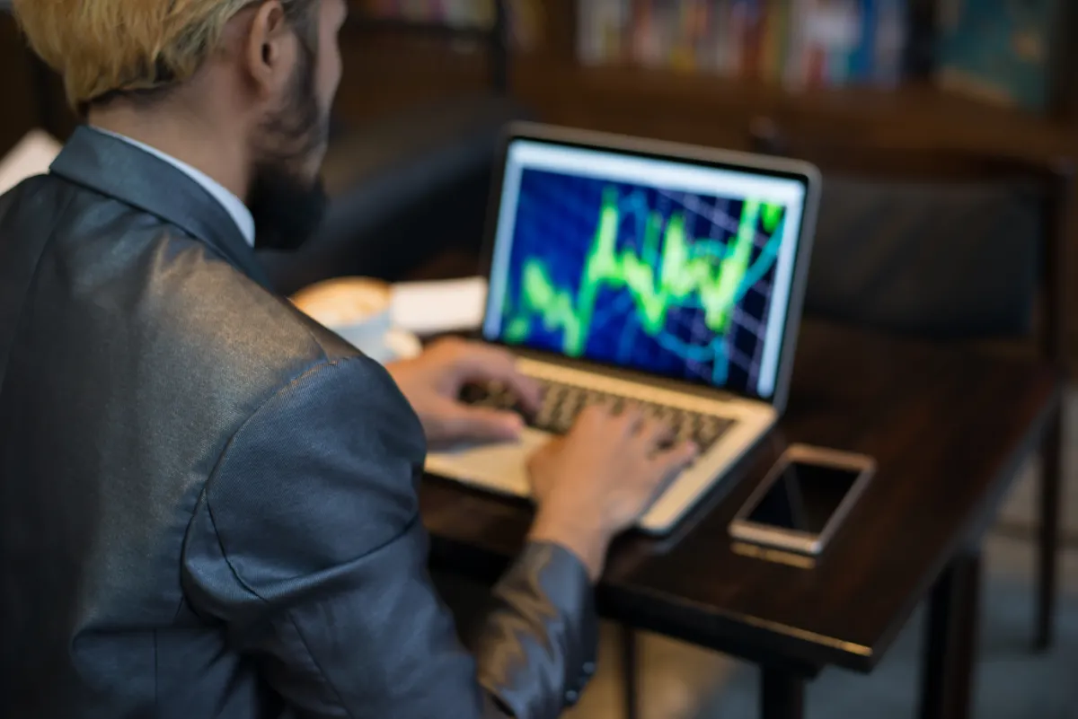 Empowering Stock Traders with the Best Portable Monitors for Seamless Multi-Screen Workflows