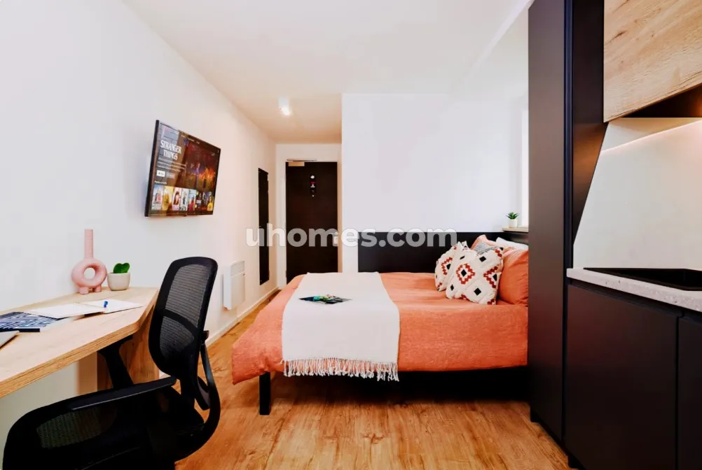 In-Depth Analysis of Selected UK City Properties: Highlights & Living Experience