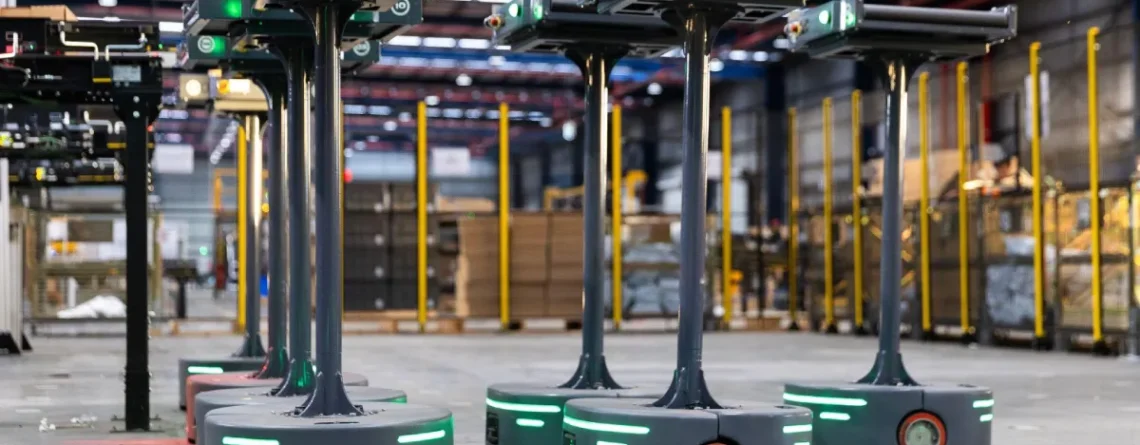 How to Choose the Right Mobile Robots for Your Warehouse Operations