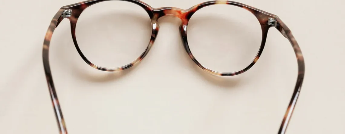 Clear Glasses vs. Tortoise Shell Glasses: Elklook Eyewear Styles That Make a Statement