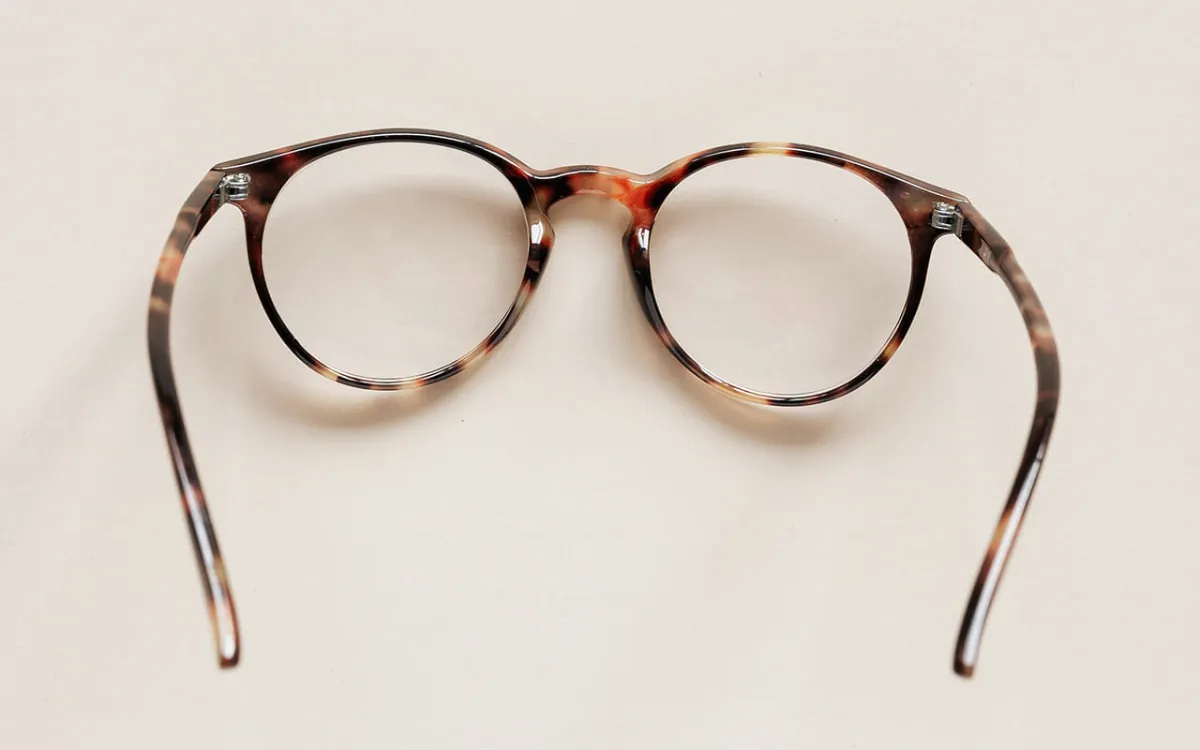 Clear Glasses vs. Tortoise Shell Glasses: Elklook Eyewear Styles That Make a Statement