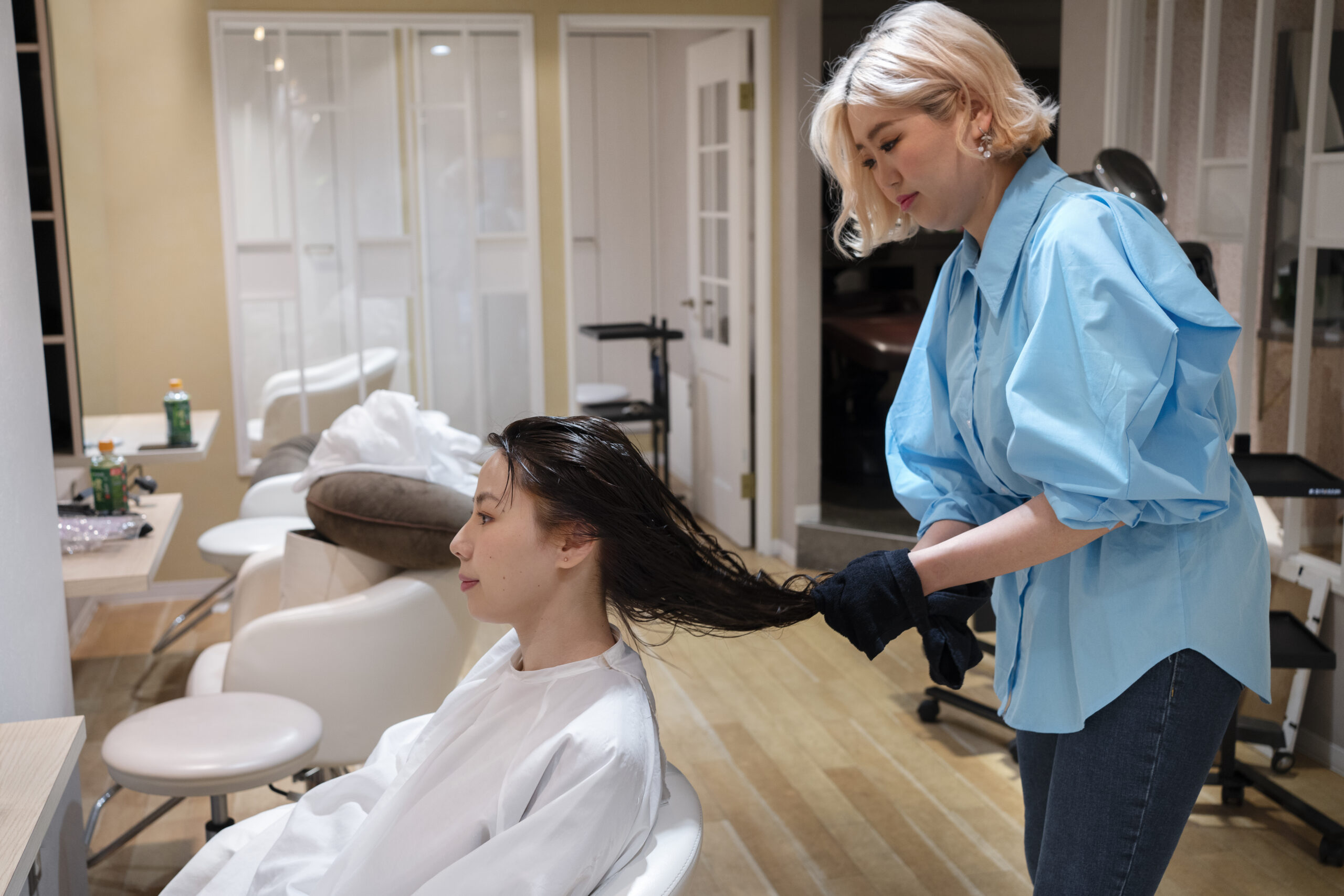 How a Modern Hair Salon Experience Supports Healthier Hair