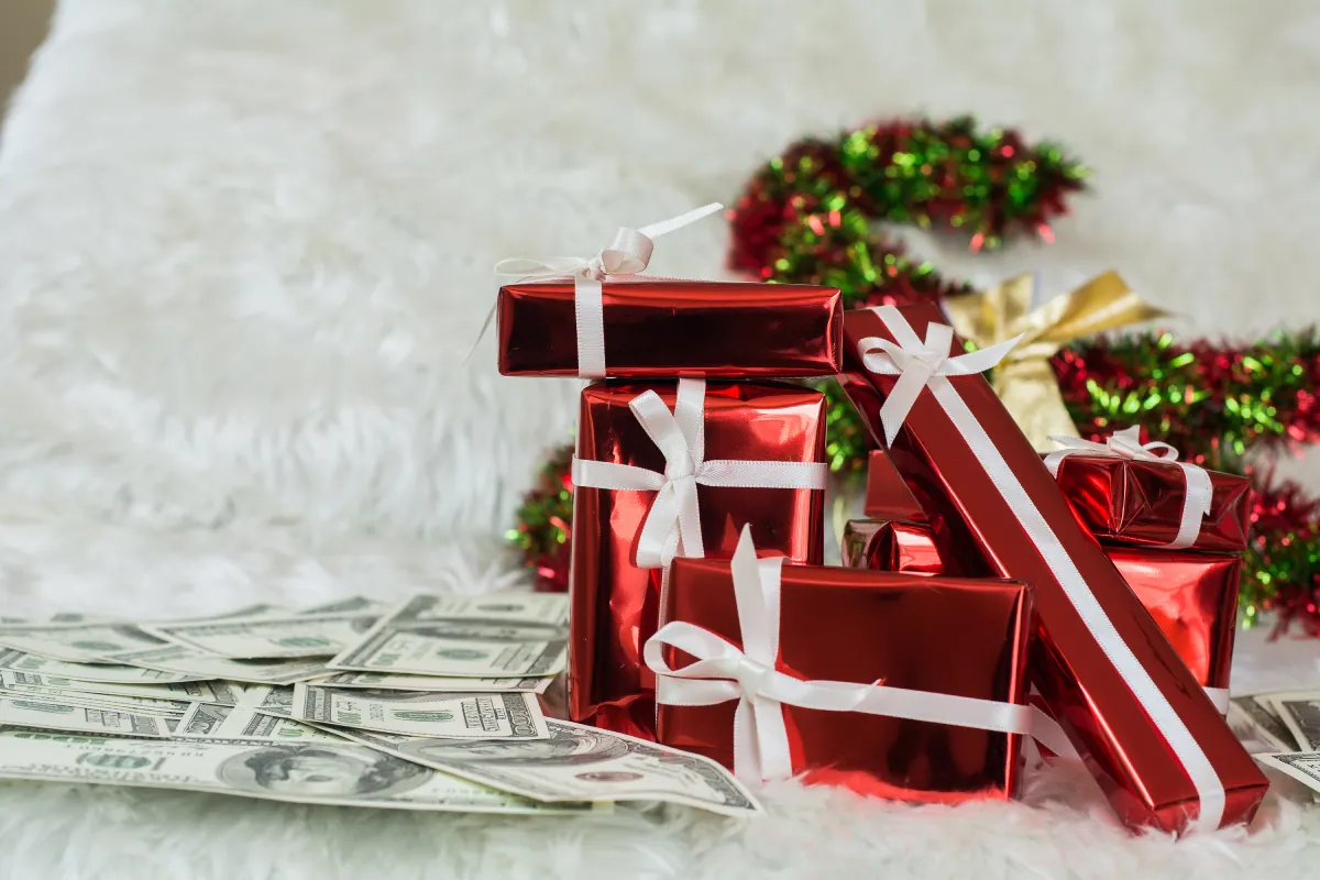 How to Save Money on Holiday Shopping Using AI in 2026