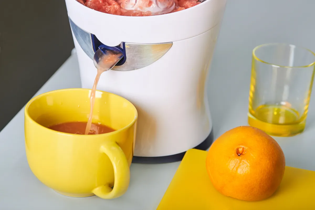 Learn how a cold press juicer machine extracts more from the same fruits, how slow pressing works, and why this method can produce smoother, nutrient-rich juice with less oxidation.